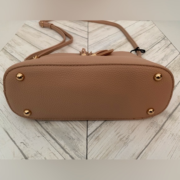 Crossbody handbag with adjustable strap - Picture 8 of 10